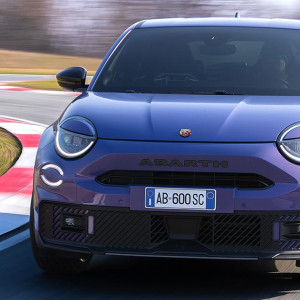  Fiat Abarth 600e Front 1