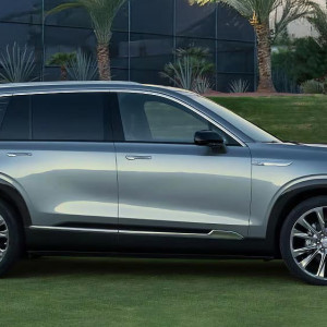  Cadillac Vistiq Side